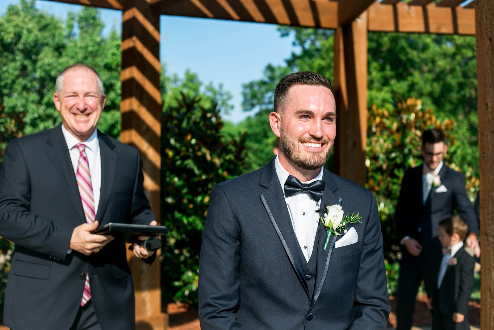 Pros & Cons: First Looks Versus Ceremony